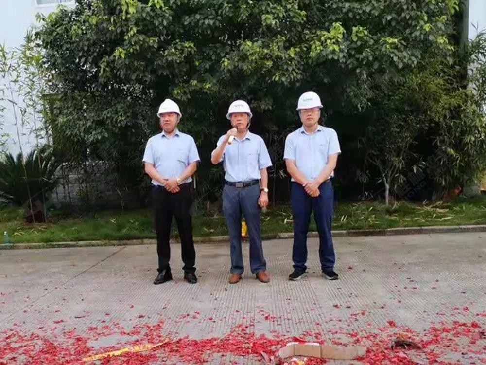 桂林鴻程董事長(zhǎng)容平勛發(fā)表致辭桂林鴻程機(jī)電設(shè)備有限公司廠區(qū)2#生產(chǎn)廠房開工大吉！