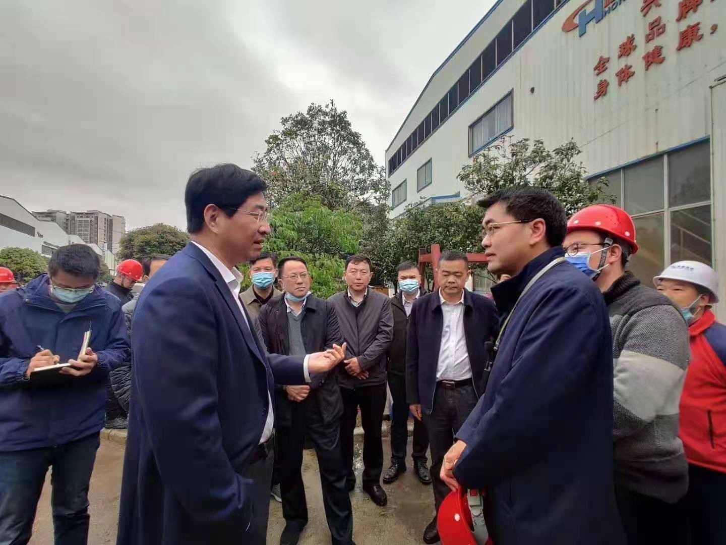 桂林市委書記周家斌書記，鐘洪常務副市長等市委市政府，區(qū)委區(qū)政府領導一行開年第一站來到廣西桂林鴻程機械廠指導慰問