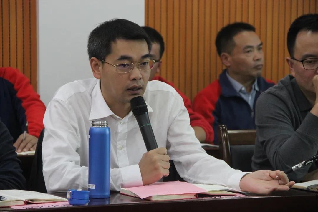 桂林鴻程集團(tuán)老總董事長容棟國發(fā)言 桂林鴻程集團(tuán)老總董事長容棟國發(fā)言