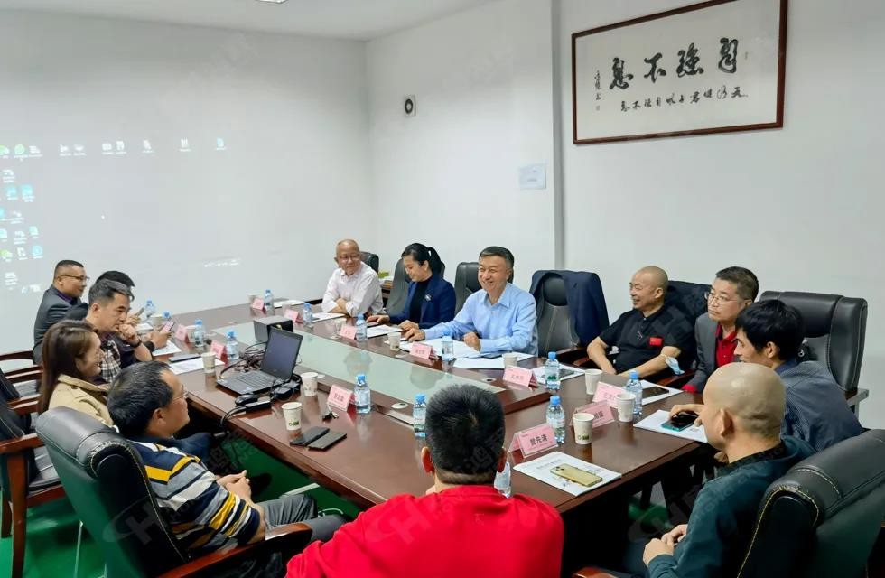 歡迎廣西塑料行業(yè)協(xié)會(huì)一行蒞臨桂林鴻程礦山機(jī)械廠參觀指導(dǎo)！